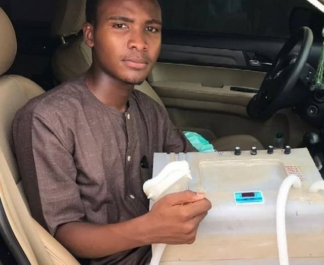 Usman Dalhatu porte le respirateur qu'il a conçu