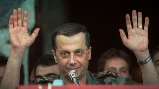 العماد ميشال عون يخاطب اللبنانيين الجماهير أثناء تظاهرهم في 28 أكتوبر/تشرين أول 1989 أمام القصر الرئاسي، احتجاجا على الاتفاق الذي توصل إليه النواب ولجنة الجامعة العربية في الطائف قبل أيام