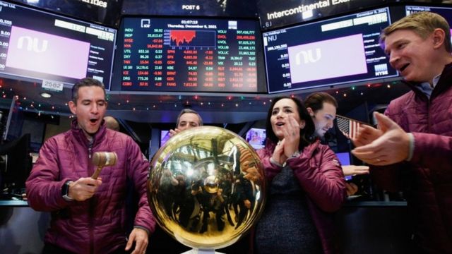Ejecutivos de Nubank celebran en la bolsa de valores de Nueva York