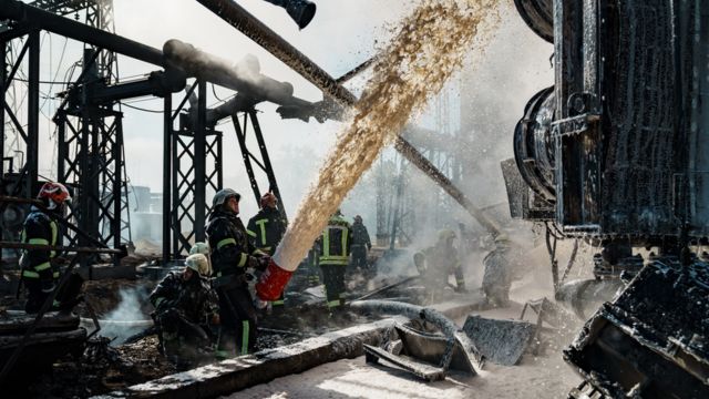 آتش‌نشانان اوکراینی پس از حمله روسیه در ماه اکتبر، آتش یک نیروگاه برق را خاموش کردند