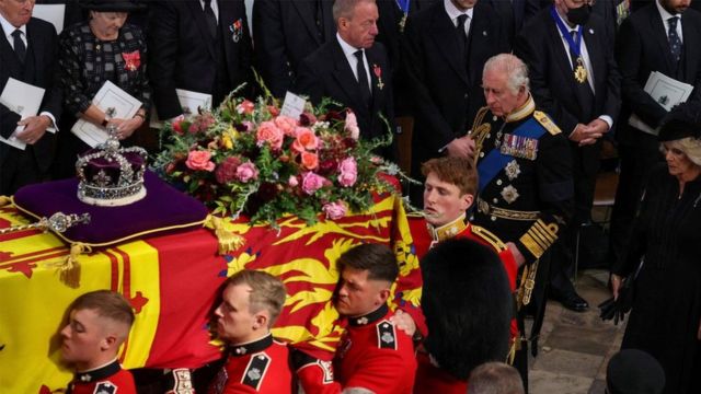 الملك تشارلز الثالث أثناء مراسم تشييع جثمان الملكة إليزابيث الثانية