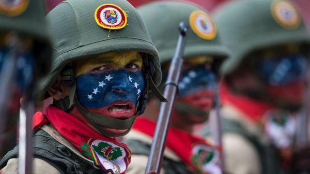 Militares da Venezuela fazem desfile