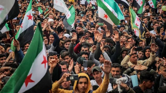 Tras 12 años de iniciada la guerra civil, sirios se manifestan en contra del régimen de Bashar al Assad.