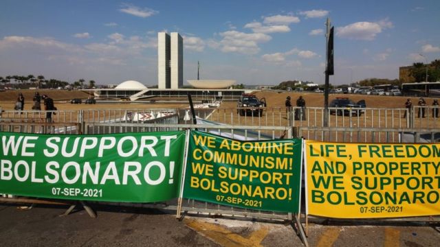 Cartazes em protesto a favor de Bolsonaro em Brasília