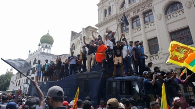 Manifestantes do lado de fora da residência presidencial em Colombo, Sri Lanka.