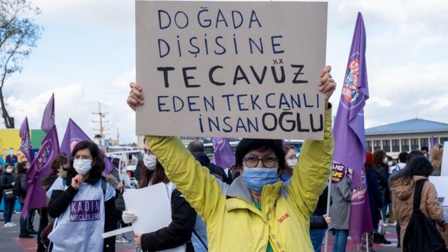 Protesto pankartta "Doğada dişisine tecavüz eden tek canlı insanoğlu" yazıyor.