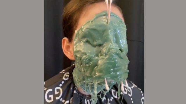 Bir kadının yüzü ve boynundan ağda maskesinin çıkarıldığının gösterildiği video bir milyondan fazla izlendi