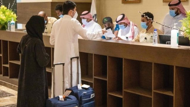 Calon jemaah haji tiba di hotel di Mekah untuk karantina.