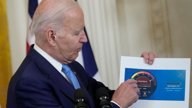 Joe Biden con el índice de calidad del aire