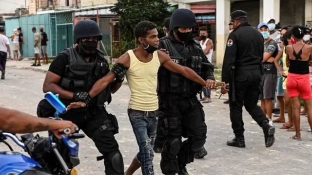 La policía cubana arresta a una persona en relación con las protestas del 11-J