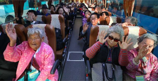 家族に再会するため北朝鮮に向かう人々。その多くは80、90歳代だ（20日）