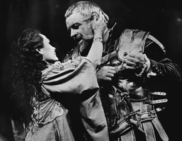 Judi Dench como Cleopatra e Anthony Hopkins como Marco Antônio em 1987