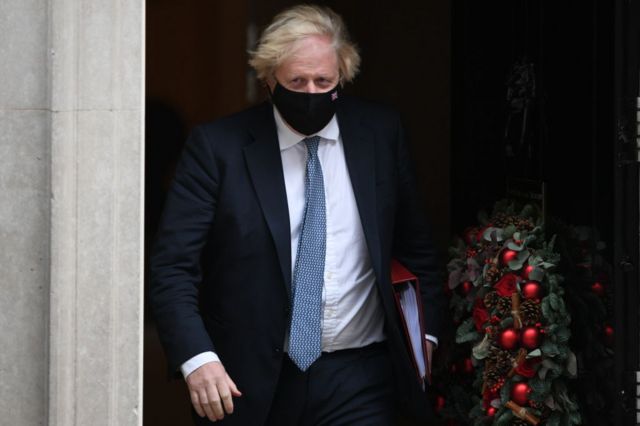 Johnson saliendo de Downing Street.