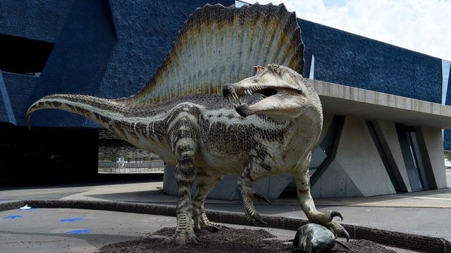 Modelo de un espinosaurio frente al Museo de Historia Natural de Barcelona