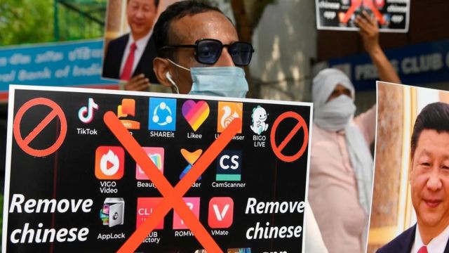 متظاهرون في دلهي يحثون المواطنين على إزالة التطبيقات الصينية من هواتفهم الذكية في يونيو/حزيران 2020
