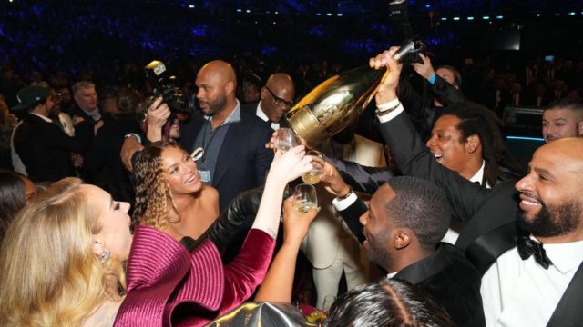Adele, Beyoncé, Jay-Z y Rich Paul celebran durante a la 65ª edición de los premios