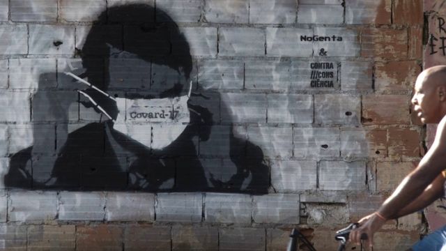 Un mural que muestra una imagen de Bolsonaro colocándose una mascarilla.