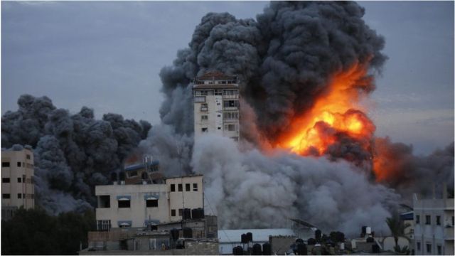 10月7日，以色列空军袭击加沙地带的一座购物中心，烟雾和火焰笼罩着整个建筑物。