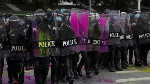 โล่ของตำรวจเลอะสีที่ผู้ชุมนุมปาใส่