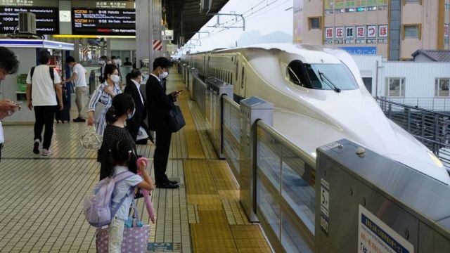 تشتهر القطارات في اليابان بدقتها