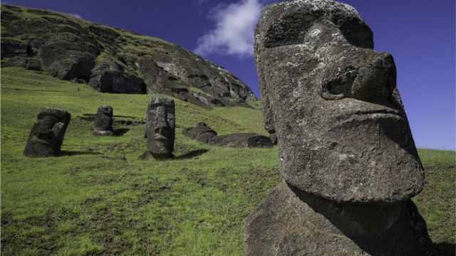 Moai na ilha de páscoa na caverna esculturas de pedra de desenhos animados  vetoriais isolados na montanha