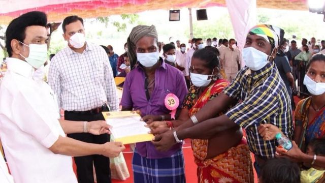 மாமல்லபுரத்தில் உள்ள நரிக்குறவர்கள் மற்றும் இருளர் மக்களுக்கு நலத்திட்ட உதவிகளை முதலமைச்சர் ஸ்டாலின் வழங்கியுள்ளார்