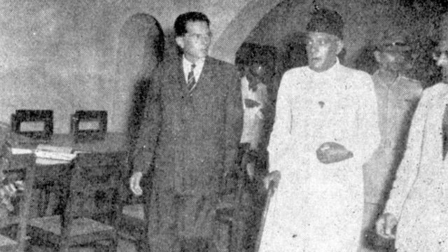 14 اگست 1953 کو پاکستان کے گورنر جنرل غلام محمد (دائیں) نے وزیر مینشن کو قومی یادگار میں تبدیل کرنے کی تقریب کی صدارت کی اس تقریب میں وزیر اعظم محمد علی بوگرا (بائیں) بھی موجود تھے