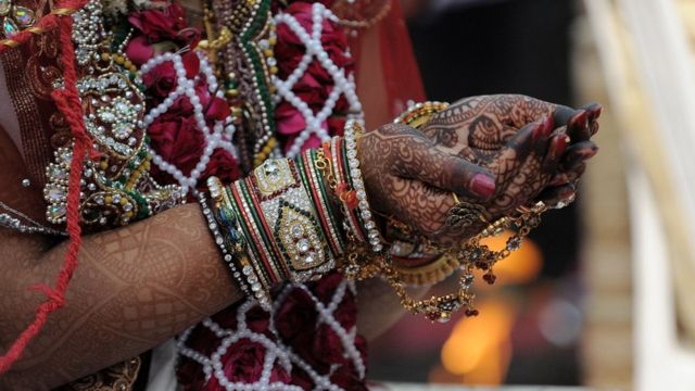 インドで低年齢結婚が多いと人権団体
