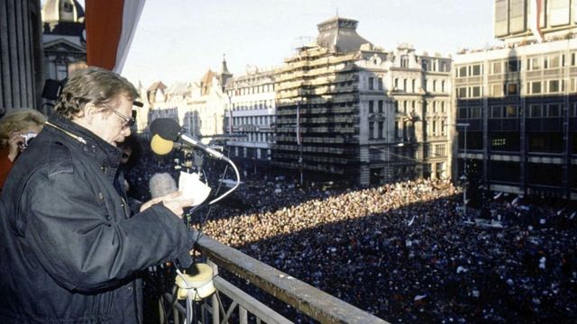 Vaclav Havel, el mentor de la Revolución de Terciopelo, se dirige a los manifestantes pro democracia en Praga, en diciembre de 1989.