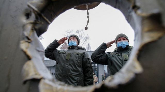 Service members of the Ukrainian National Guard attend a ceremony in tribute to fallen defenders of Ukraine, including soldiers killed in a military conflict with pro-Russian rebels in the country"s eastern regions, at a memorial outside the headquarters of the Defence Ministry in Kyiv, Ukraine January 28, 2022.