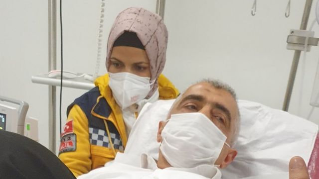 Ankara'daki evinde polisler tarafından gözaltına alınan HDP'li Ömer Faruk Gergerlioğlu, adliyedeki işlemleri sırasında rahatsızlandı ve hastaneye kaldırıldı. Gergerlioğlu, kaldırıldığı hastanede anjiyo oldu. Bugün yoğun bakımda kalacak olan Gergerlioğlu'nun daha sonra cezaevine götürüleceği belirtildi.