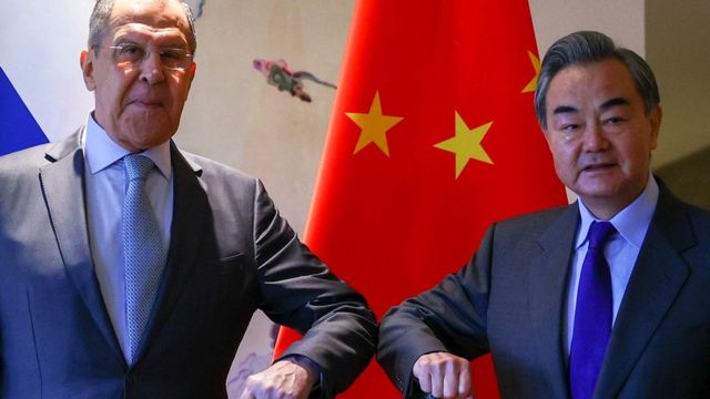 The foreign ministers of Russia and China - Sergei Lavrov (L) and Wang Yi - in Guilin, 23 Mar 21