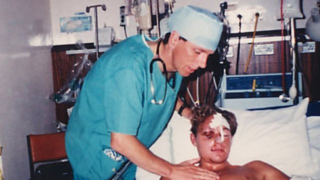 Dominic Hurley no hospital, em 1994