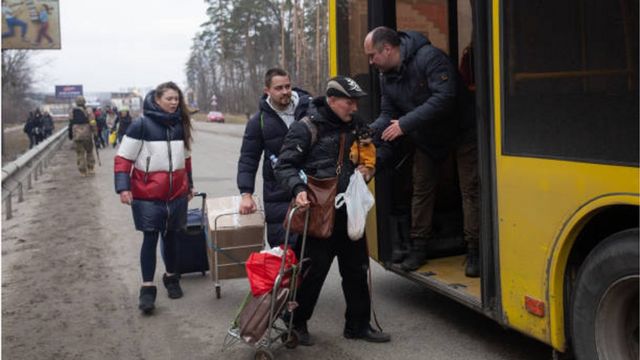 مدنيون أوكرانيون يحاولون الفرار من مدينة "إربين".