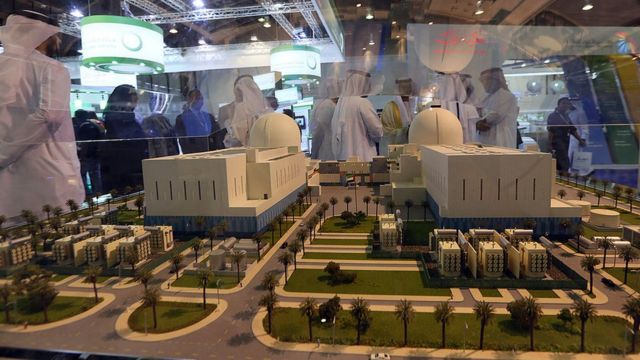 ماکتی از نیروگاه هسته‌ای در نمایشگاهی در امارات