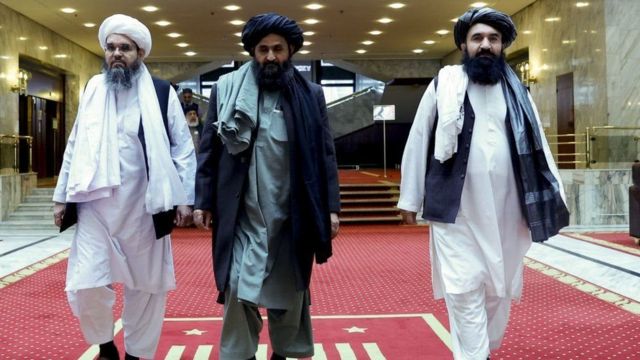 Mullah Abdul Ghani Baradar (katikati) ni mmoja wa watu wanne walioanzisha kundi la Taliban nchini Afghanistan
