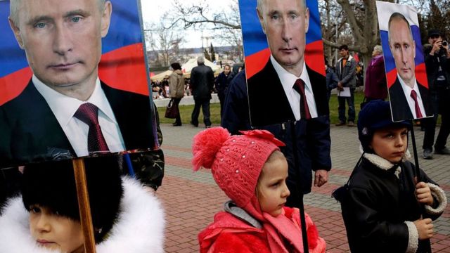 Niños con la fotografía de Vladímir Putin
