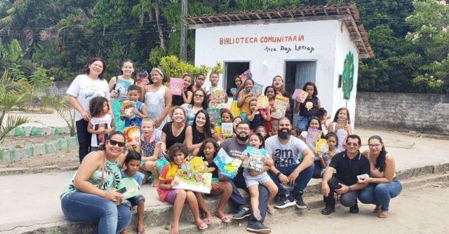 Thiago Silva donating books in the village of Olhos d'água, in Atalaia (AL)