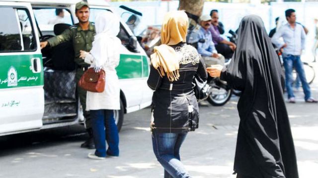 İran'da ahlâk polisi kadınları başörtülerini 'doğru şekilde' takmadıkları için gözaltına alabiliyor