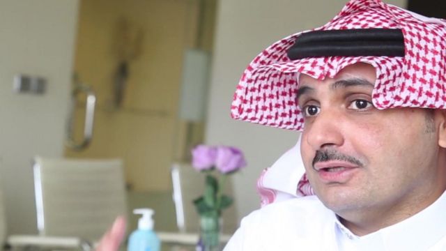 يقدم هذا الرجل السعودي الرعاية لأبيه المصاب بمرض الزهايمر منذ أكثر من اثنتي عشرة سنة