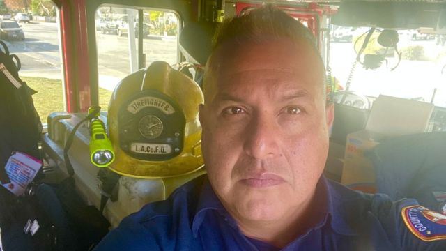 Humberto Agurcia dentro de un camión de bomberos del departamento de Los Ángeles.