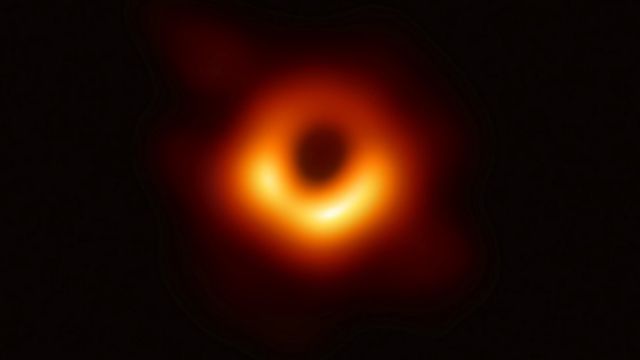 Primera foto de un agujero negro: qué es el horizonte de sucesos o "punto de no retorno" que puede apreciarse en la imagen - BBC News Mundo