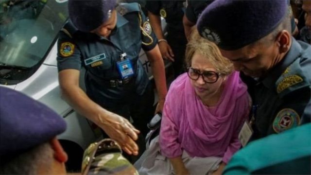 ২০১৮ সালের ৬ই অক্টোবর কারাগার থেকে হাসপাতালে নিয়ে যাওয়ার সময় খালেদা জিয়া।