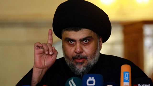 Etkili din adamı Mukteda al Sadr yeni yasanın "yolsuzluğa bulaşmış" partilerin sonunu getireceğini düşünüyor.
