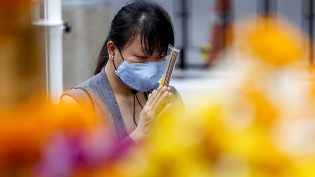 Женщина в храме в Бангкоке