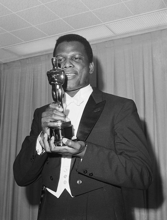 Poitier con su Oscar en 1963.