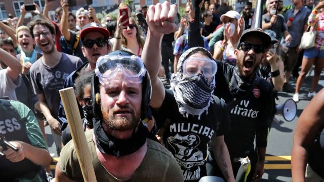 Miembros de Antifa protestando en Charlottesville en 2017.