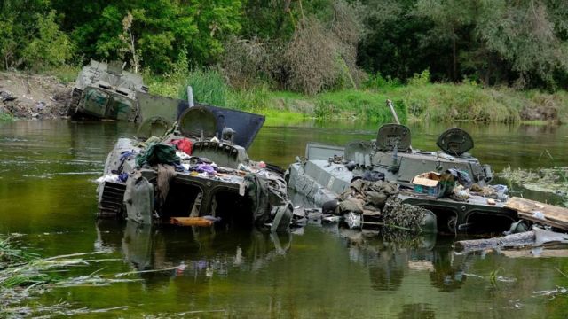 Vehículos militares abandonados por tropas rusas en Ucrania.