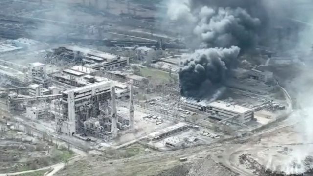 Una columna de humo emana de la planta siderúrgica de Azovstal, en Mariúpol
