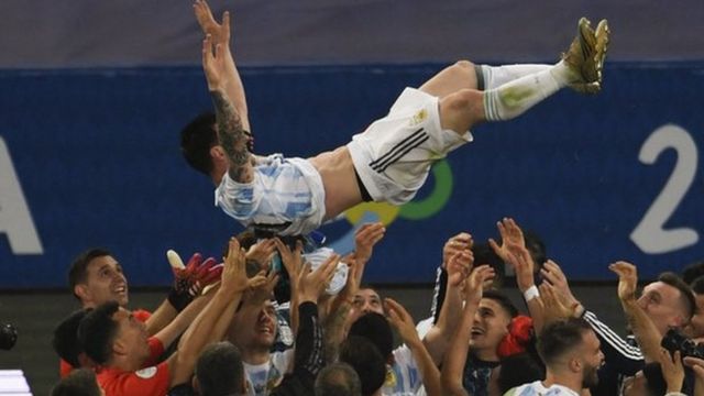 मेस्सीलाई उचालेर खुशी व्यक्त गर्दै अर्जेन्टिनी टोलीका खेलाडीहरू